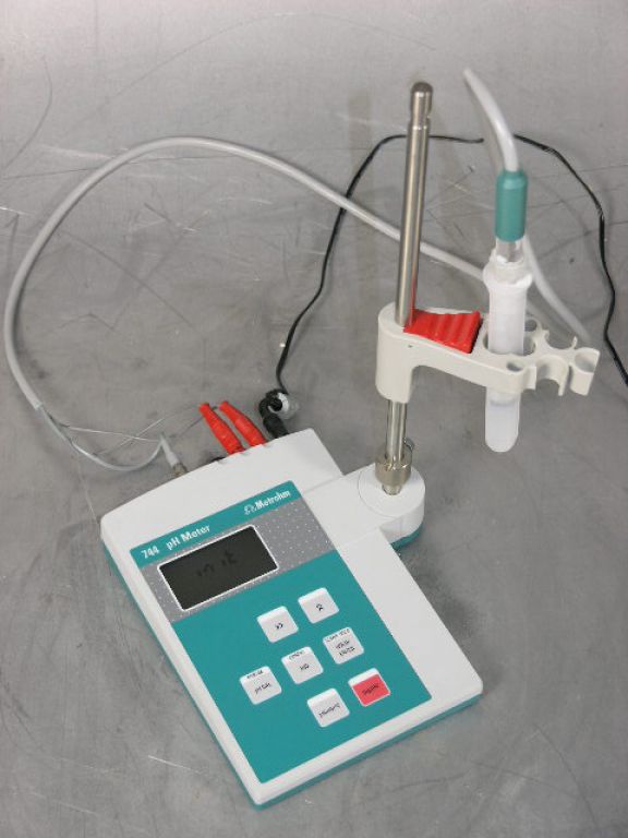 labstuff.eu Metrohm 744 pH Meter with Probe and Holder