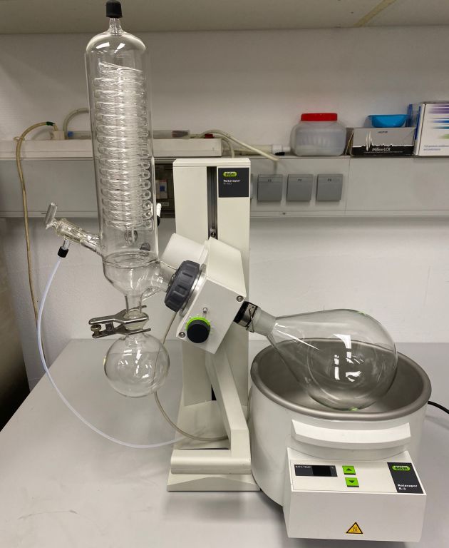 Büchi R-100 Rotationsverdampfer mit Wasserbad und vertikalem Glassatz, 2 Liter Verdampferkolben