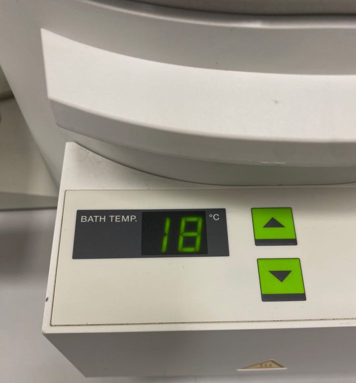 Büchi R-100 Rotationsverdampfer mit Wasserbad und vertikalem Glassatz, 2 Liter Verdampferkolben