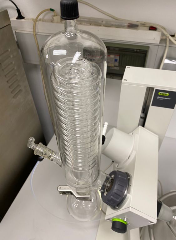 Büchi R-100 Rotationsverdampfer mit Wasserbad und vertikalem Glassatz, 2 Liter Verdampferkolben