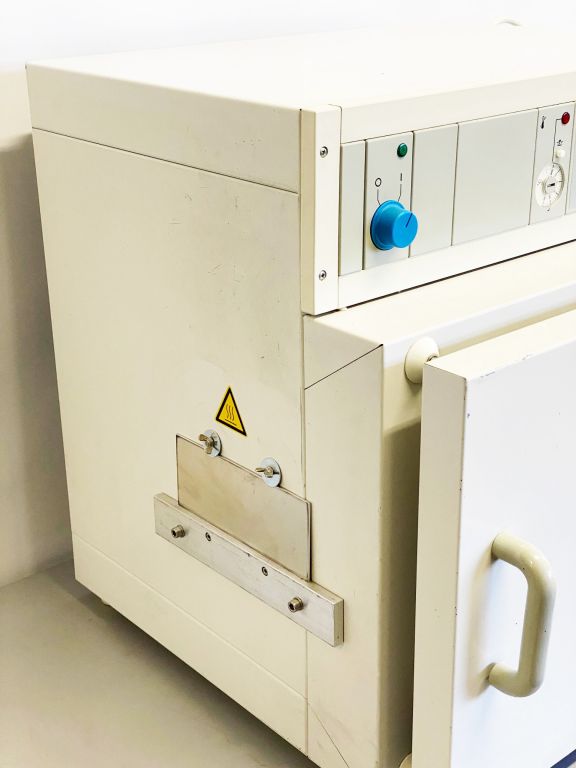 Heraeus T6030 Oven, Trockenschrank, 30 Liter, 300°C, 4 Messöffnungen / Durchführungen