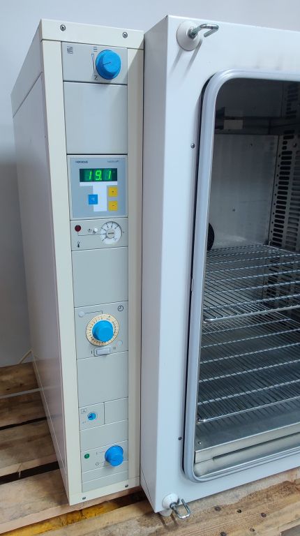 Heraeus UT 6200 heating cabinet, 300°C