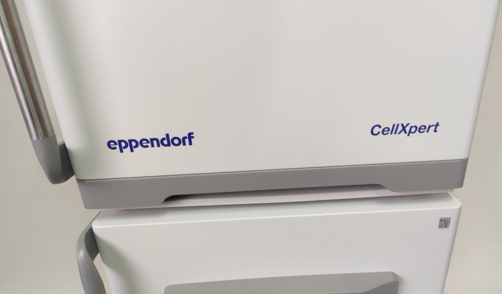 2 Stck. Eppendorf CellXpert C170i CO2 Inkubator als Stack mit Rolluntersatz NEU