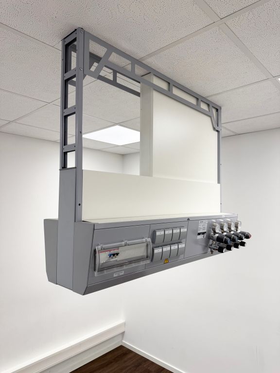 Waldner Scala Medienampel, 120cm breit, doppelseitig bestückt mit SA, He, N2, H2 und Steckdosen, perfekt für Massenspektrometer