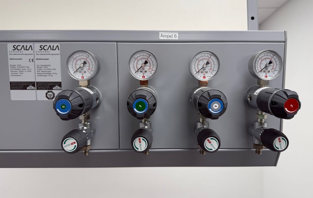 Waldner Scala Medienampel, 120cm breit, doppelseitig bestückt mit SA, He, N2, H2 und Steckdosen, perfekt für Massenspektrometer