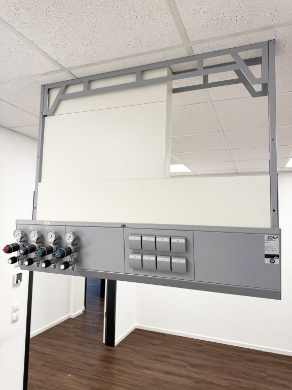 Waldner Scala Medienampel, 120cm breit, doppelseitig bestückt mit SA, He, N2, H2 und Steckdosen, perfekt für Massenspektrometer