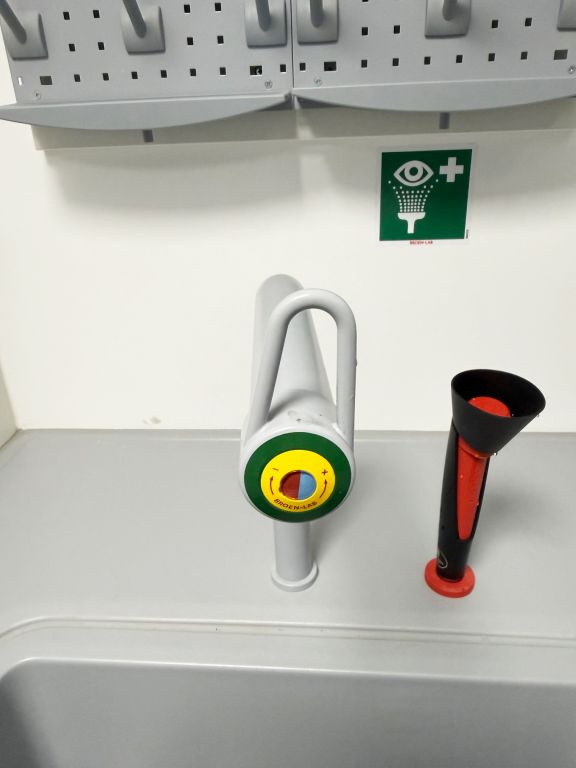 Waldner Scala Laborspüle Keramik mit Warm & Kalt Armatur und Augendusche  900x825x900mm