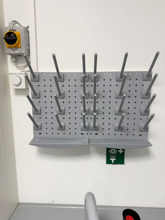 Waldner Scala Laborspüle Keramik mit Warm & Kalt Armatur und Augendusche  900x825x900mm