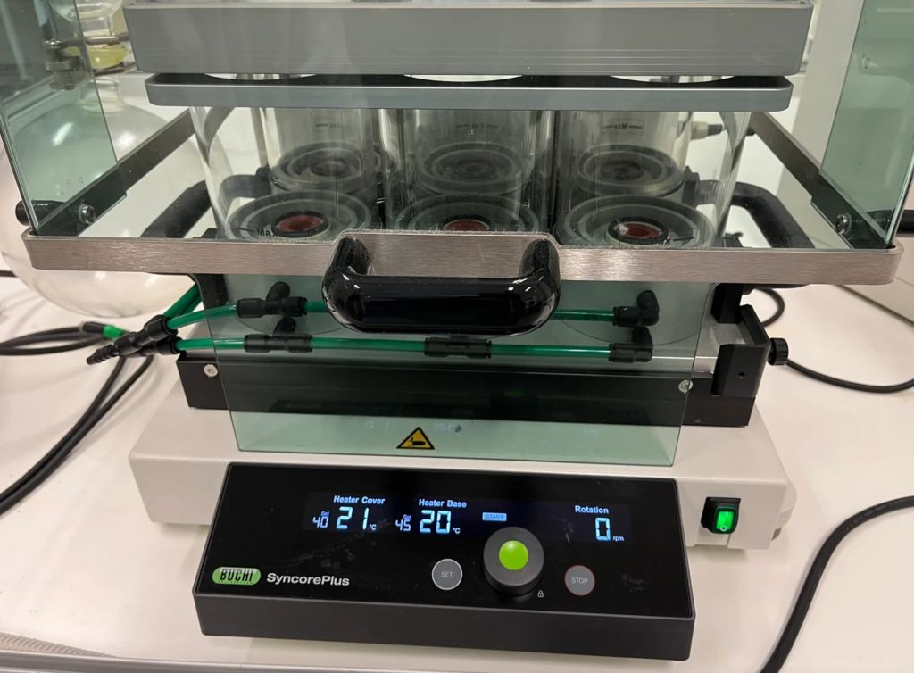 Büchi SyncorePlus Polyvap Crystal Rack R6 mit V-300 Vakuumpumpe und I-300 Pro Controller und F-308 Umlaufkühler