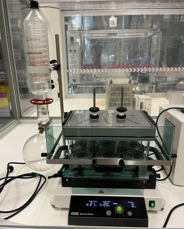 Büchi SyncorePlus Polyvap Crystal Rack R6 mit V-300 Vakuumpumpe und I-300 Pro Controller und F-308 Umlaufkühler