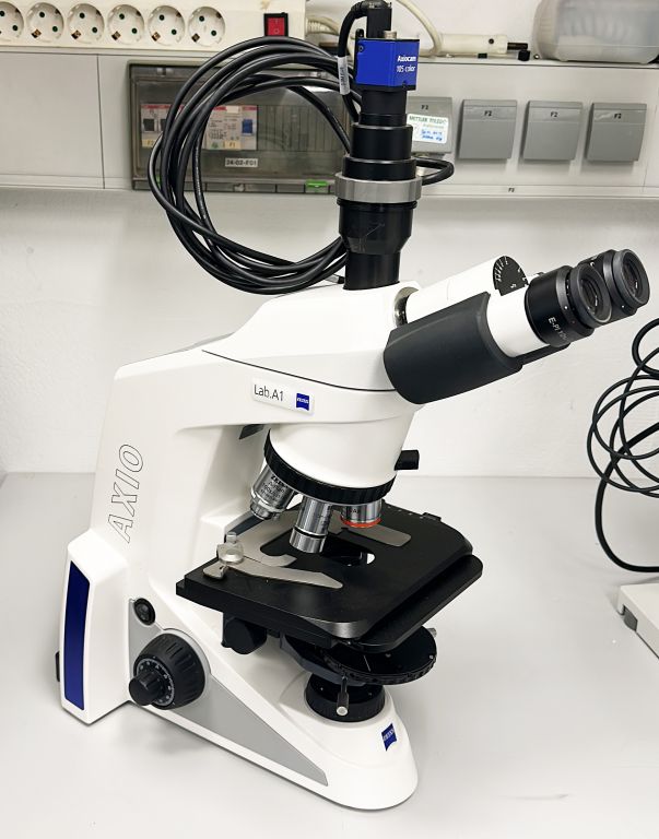 Zeiss Lab.A1 microscope in mint condition with 5 objectives consisting of A-Plan and Plan-Neofluar.