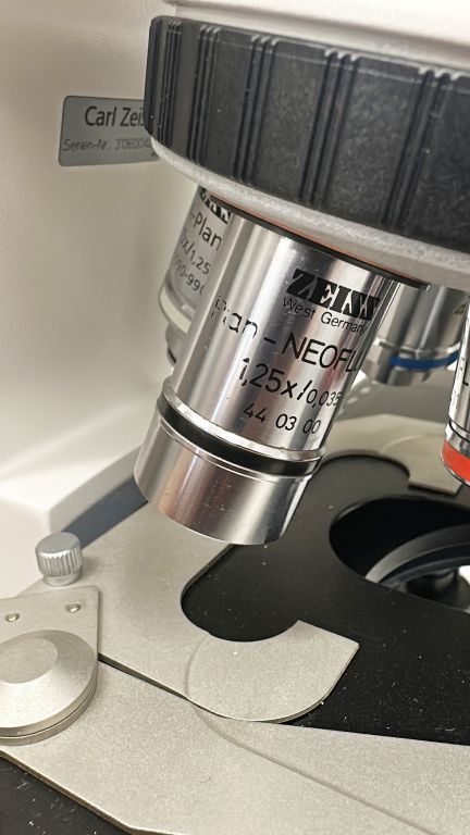 Zeiss Lab.A1 microscope in mint condition with 5 objectives consisting of A-Plan and Plan-Neofluar.