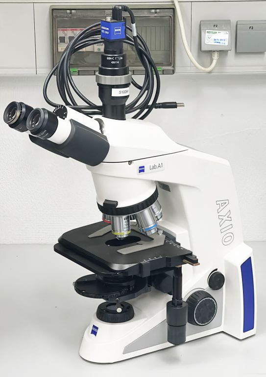 Zeiss Lab.A1 microscope in mint condition with 5 objectives consisting of A-Plan and Plan-Neofluar.