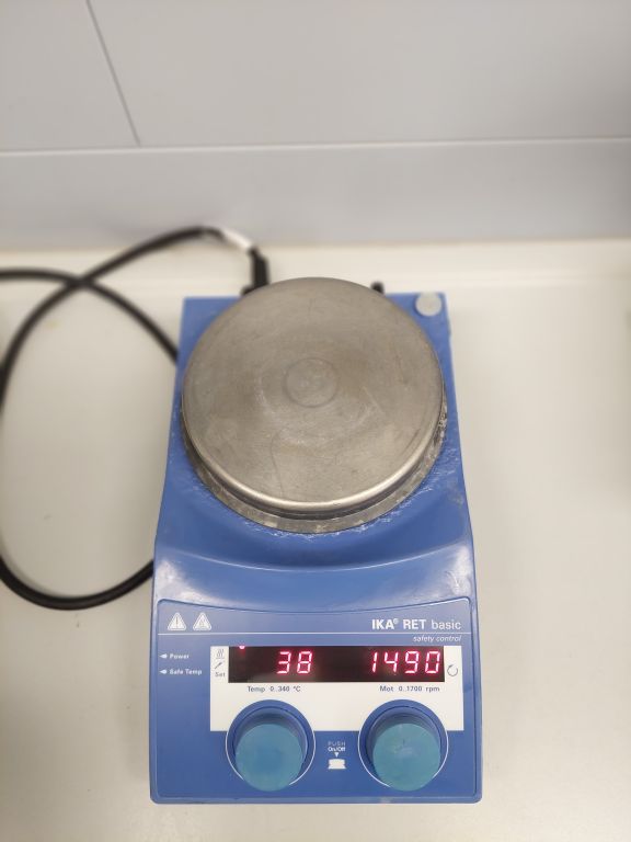 IKA RET basic Magnetrührer mit Heizung und Magnetrührstäben