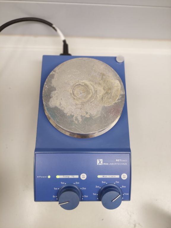 IKA RET basic analogue magnetic stirrer with heating and magnetic stirring bars