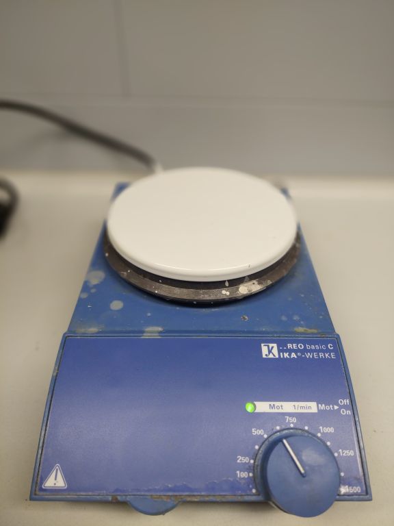 IKA REO basic C Magnetrührer mit Magnetrührstäben