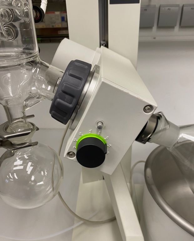 Büchi R-100 Rotationsverdampfer mit Wasserbad und vertikalem Glassatz, 2 Liter Verdampferkolben