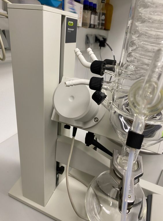 Büchi R-100 Rotationsverdampfer mit Wasserbad und vertikalem Glassatz, 2 Liter Verdampferkolben