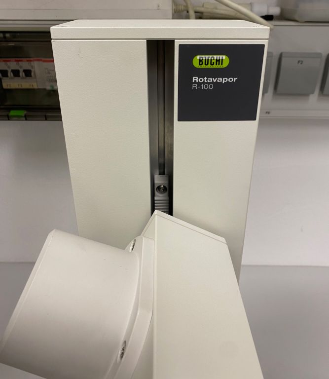 Büchi R-100 Rotationsverdampfer mit Wasserbad und vertikalem Glassatz, 2 Liter Verdampferkolben
