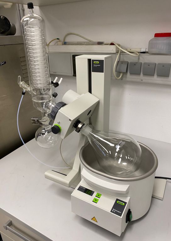 Büchi R-100 Rotationsverdampfer mit Wasserbad und vertikalem Glassatz, 2 Liter Verdampferkolben