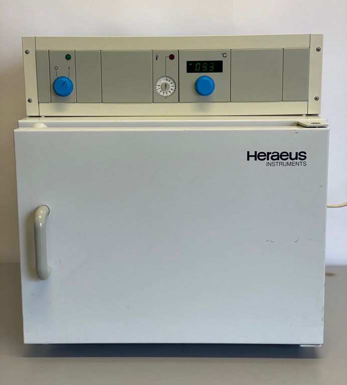 Heraeus B6030 Incubator, 70°C, 30 Liters of Volume