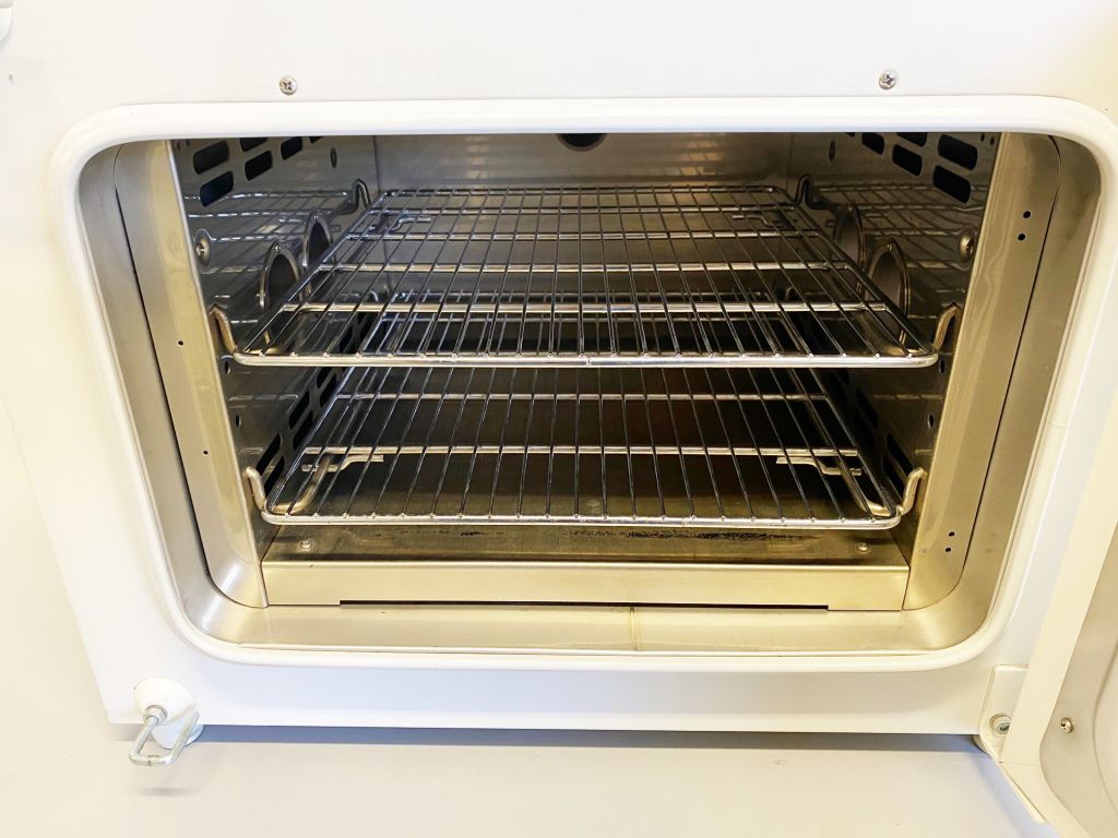 Heraeus T6030 Oven, Trockenschrank, 30 Liter, 300°C, 4 Messöffnungen / Durchführungen