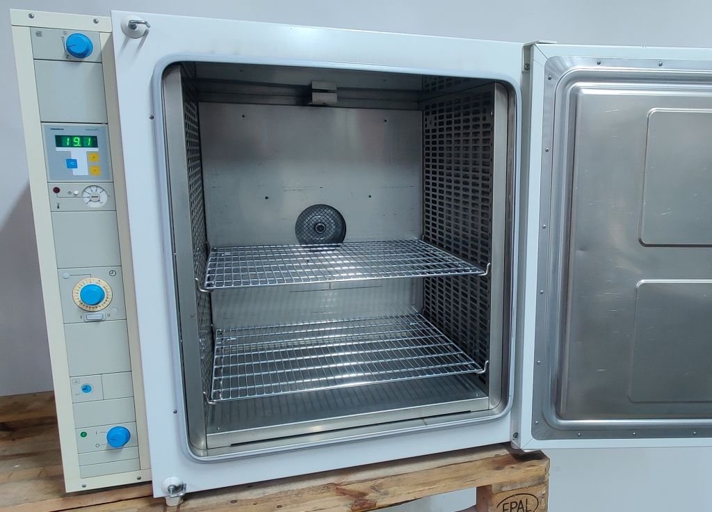 Heraeus UT 6200 heating cabinet, 300°C