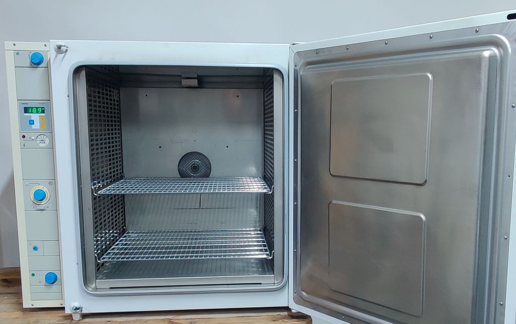 Heraeus UT 6200 heating cabinet, 300°C