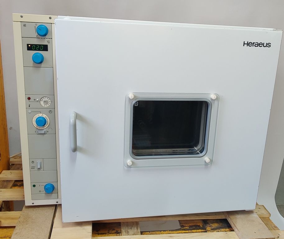 Heraeus T6120 Oven, 120 Liters of Volume, 300°C, Sightglass, Inner Lamp,