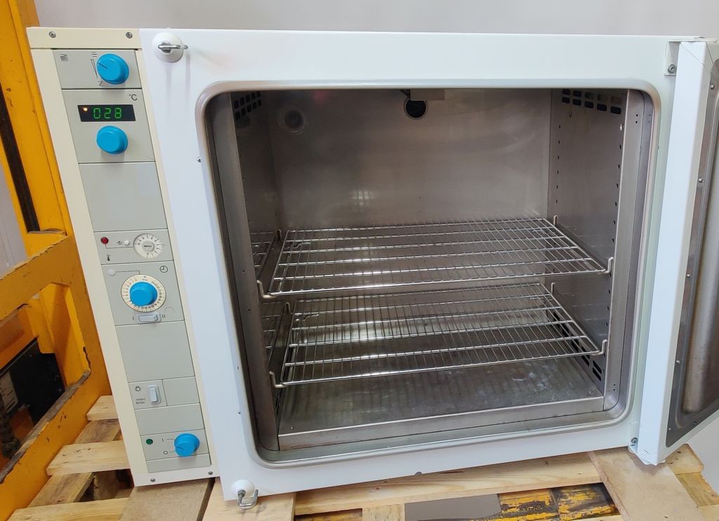 Heraeus T6120 Oven, 120 Liters of Volume, 300°C, Sightglass, Inner Lamp,