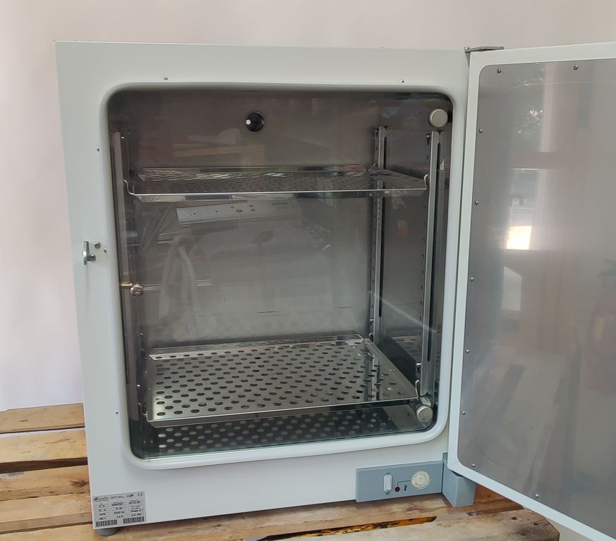 Heraeus B12 Incubator, 131 Liters
