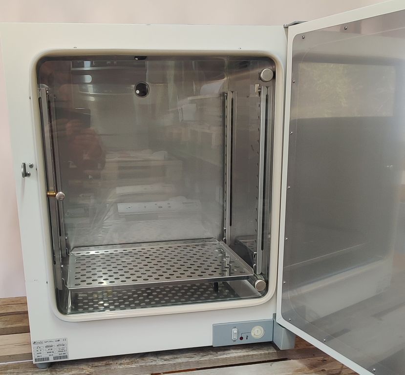 Heraeus B12 Incubator, 131 Liters