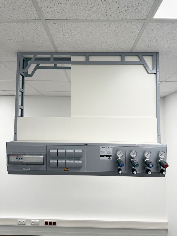 Waldner Scala Medienampel, 120cm breit, doppelseitig bestückt mit SA, He, N2, H2 und Steckdosen, perfekt für Massenspektrometer