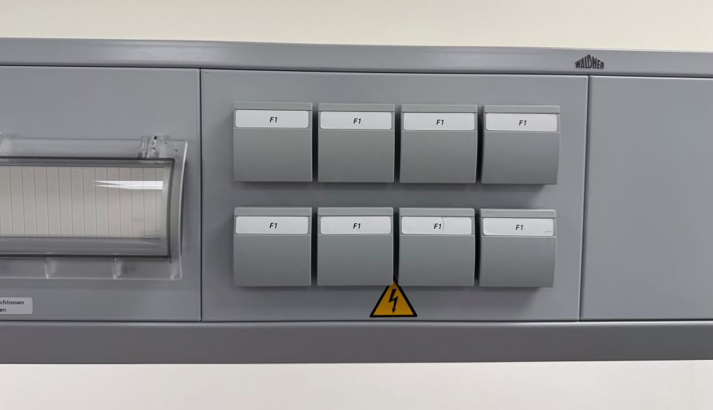 Waldner Scala Medienampel, 120cm breit, doppelseitig bestückt mit SA, He, N2, H2 und Steckdosen, perfekt für Massenspektrometer