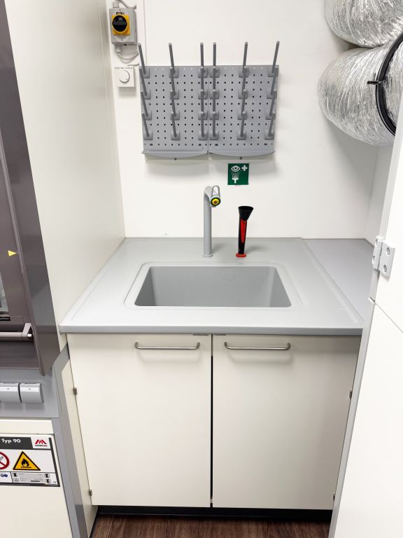 Waldner Scala Laborspüle Keramik mit Warm & Kalt Armatur und Augendusche  900x825x900mm