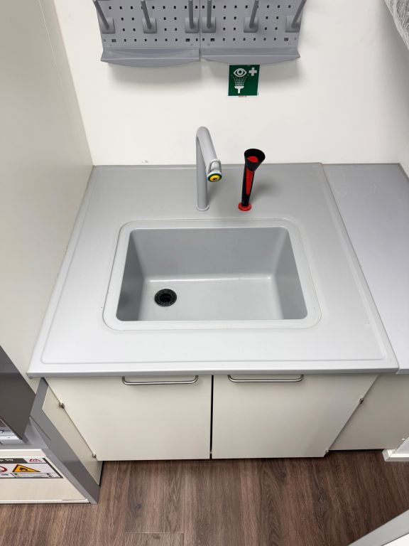 Waldner Scala Laborspüle Keramik mit Warm & Kalt Armatur und Augendusche  900x825x900mm