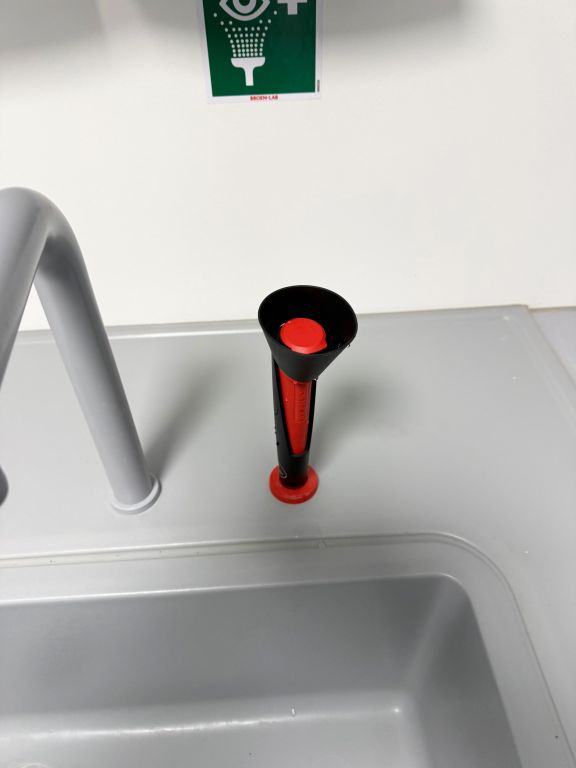 Waldner Scala Laborspüle Keramik mit Warm & Kalt Armatur und Augendusche  900x825x900mm