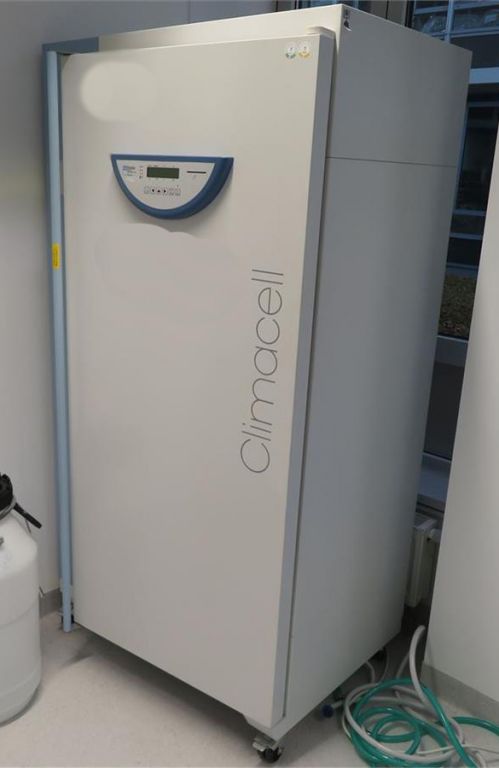 MMM Climacell 404 climate chamber, stability chamber, as good as new, 404 liters, 0..90°C , RH 10..98%, climate chamber with 2 Bühler TiMix5 shakers