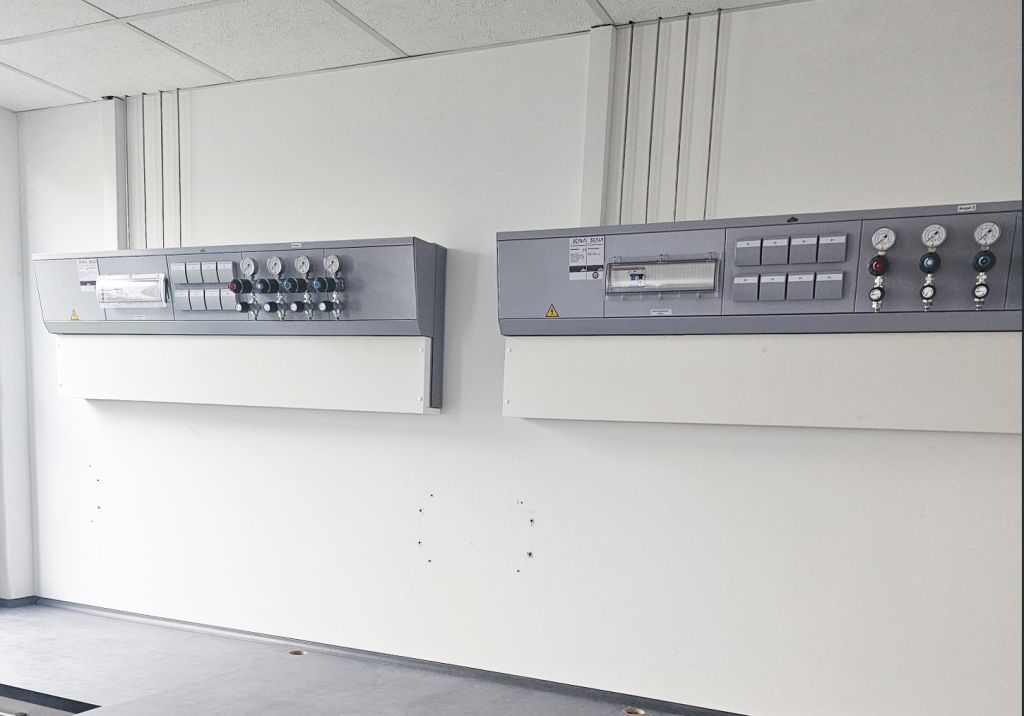 Waldner Scala Medienwandkanal 1500mm mit 8x Steckdose, 4x Gas: SA, He, H2, N2, Absicherung, FI