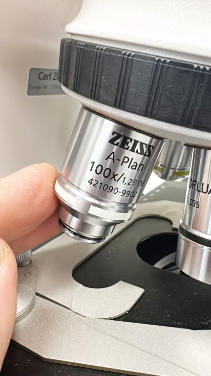 Zeiss Lab.A1 microscope in mint condition with 5 objectives consisting of A-Plan and Plan-Neofluar.